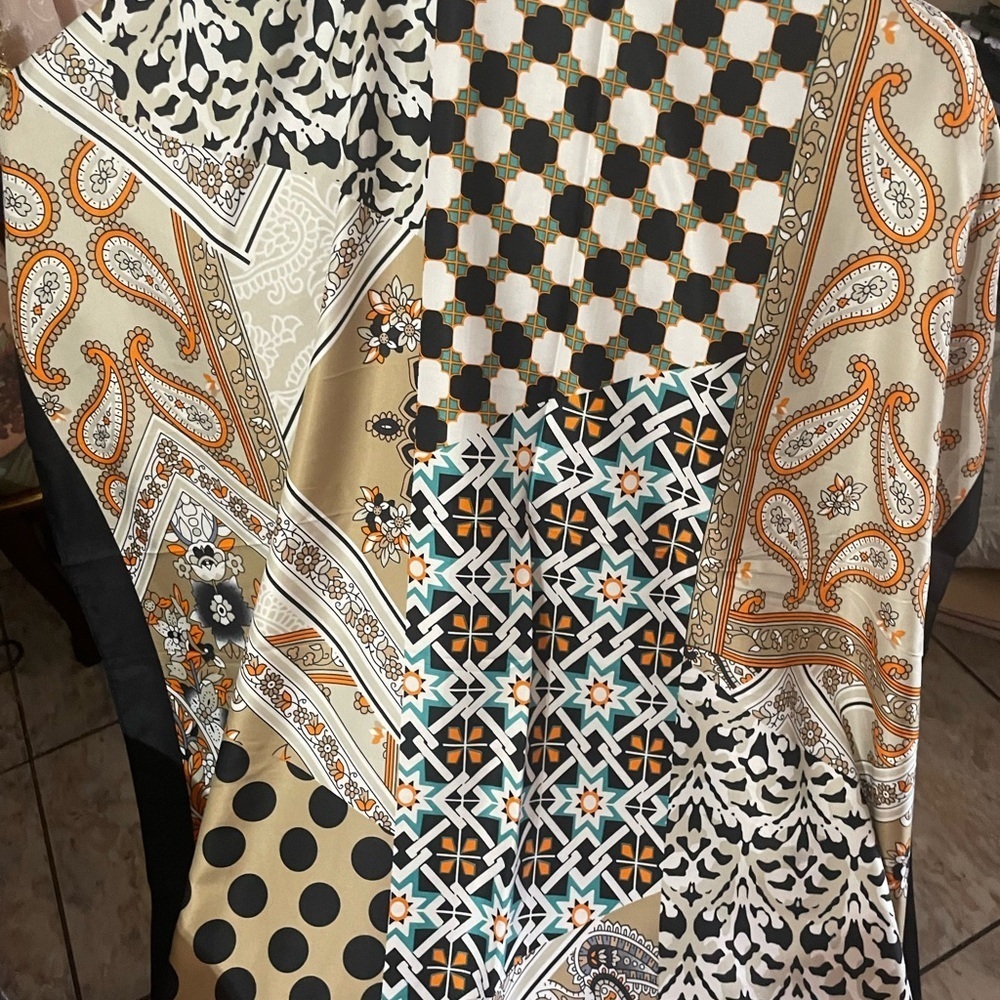 New in bag Silky scarf Versace  look beautiful 🌸🌺🌹 - Picture 3 of 3
